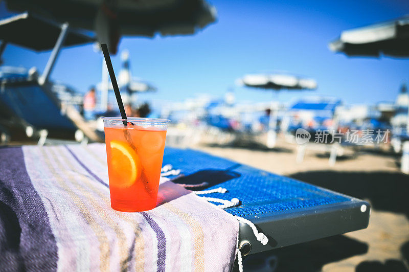 Aperol spritz鸡尾酒在一个夏日的海上休息室。夏天，派对，热带和新鲜的概念
